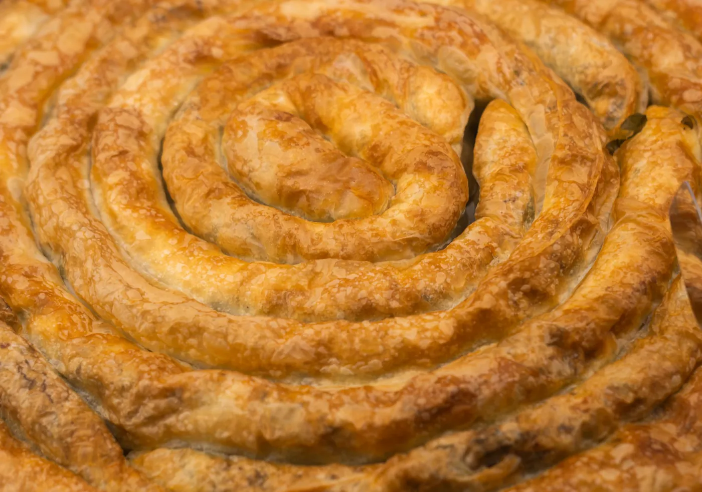 Pečena pita u spirali sa zlatnom hrskavom korom, izbliza